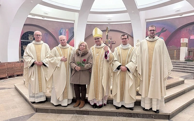 Neoprezbiter Dominik Piórkowski (drugi z lewej) z mamą i (od lewej) z proboszczem swojej rodzinnej parafii ks. Dariuszem Borowcem, abp. Andrzejem Przybylskim, metropolitą katowickim, ks. dr. Krzysztofem Matuszewskim, rektorem Wyższego Śląskiego Seminarium Duchownego, i ks. Krzysztofem Nowrotem, rektorem kościoła akademickiego.