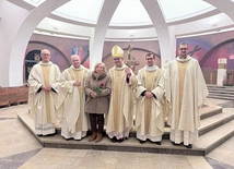 Neoprezbiter Dominik Piórkowski (drugi z lewej) z mamą i (od lewej) z proboszczem swojej rodzinnej parafii ks. Dariuszem Borowcem, abp. Andrzejem Przybylskim, metropolitą katowickim, ks. dr. Krzysztofem Matuszewskim, rektorem Wyższego Śląskiego Seminarium Duchownego, i ks. Krzysztofem Nowrotem, rektorem kościoła akademickiego.