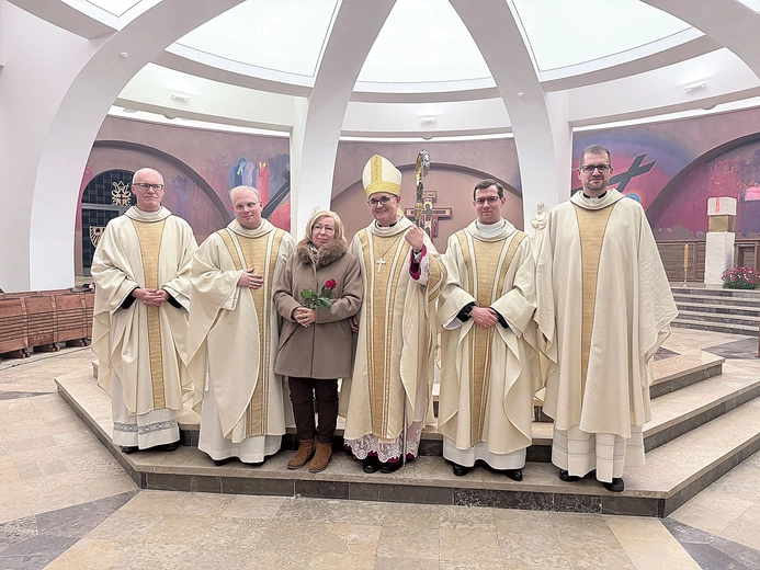 Neoprezbiter Dominik Piórkowski (drugi z lewej) z mamą i (od lewej) z proboszczem swojej rodzinnej parafii ks. Dariuszem Borowcem, abp. Andrzejem Przybylskim, metropolitą katowickim, ks. dr. Krzysztofem Matuszewskim, rektorem Wyższego Śląskiego Seminarium Duchownego, i ks. Krzysztofem Nowrotem, rektorem kościoła akademickiego.