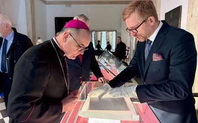 O różnicach pomiędzy rękopisem a ostateczną wersją opowiedział Wojciech Kucharski (z prawej).