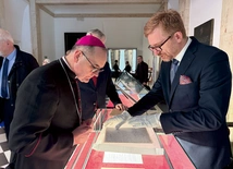 O różnicach pomiędzy rękopisem a ostateczną wersją opowiedział Wojciech Kucharski (z prawej).