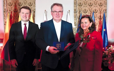 Uhonorowany proboszcz wraz z prezydentem miasta  Arkadiuszem Wiśniewskim i przewodniczącą Rady Miasta Barbarą Kamińską.