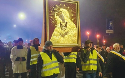 Wojownicy Maryi niosą obraz  MB Miłosierdzia.