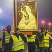 Wojownicy Maryi niosą obraz  MB Miłosierdzia.