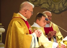 Celebransowi towarzyszy dk. Maliborski (w środku).