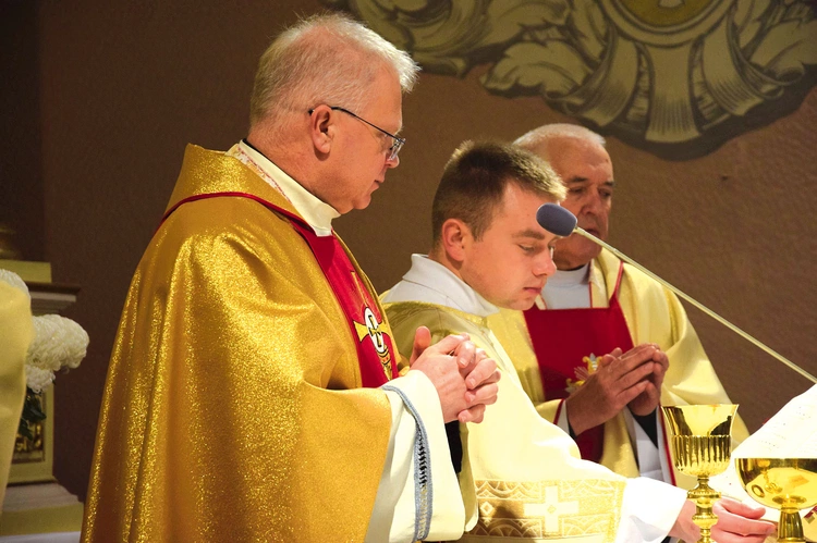 Celebransowi towarzyszy dk. Maliborski (w środku).