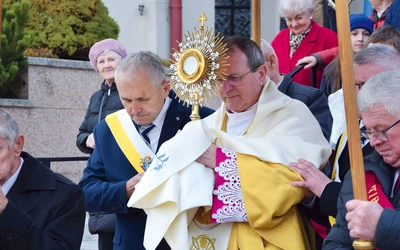  Po liturgii odbyła się procesja eucharystyczna.