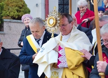  Po liturgii odbyła się procesja eucharystyczna.