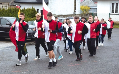 Harcerze z wileńskiego hufca wbiegają do Gowarczowa.