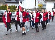 Harcerze z wileńskiego hufca wbiegają do Gowarczowa.