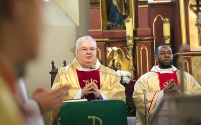  Ks. Piotr Lisowski, proboszcz parafii, i ks. Joseph Abu, który całą niedzielę głosił kazania w biegonickiej świątyni.