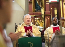  Ks. Piotr Lisowski, proboszcz parafii, i ks. Joseph Abu, który całą niedzielę głosił kazania w biegonickiej świątyni.