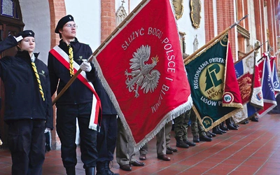  W Eucharystii uczestniczyły poczty sztandarowe służb mundurowych, szkół i harcerzy.