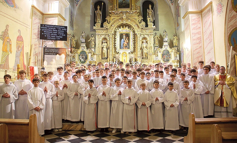  Liczba chętnych do służby przy ołtarzu pokazuje siłę wiary tutejszych mieszkańców.