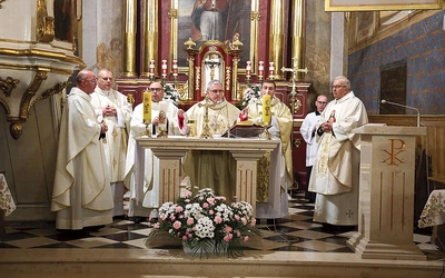 Podczas uroczystości poświęcono także nową ambonkę.  