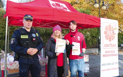 Hubert Kaczmarczyk i Magdalena Walczak ze strażnikiem miejskim Grzegorzem Nowocieniem.