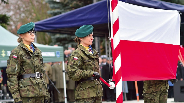 Przy śpiewie Mazurka Dąbrowskiego poczet sztandarowy wciągnął na maszt flagę Polski.