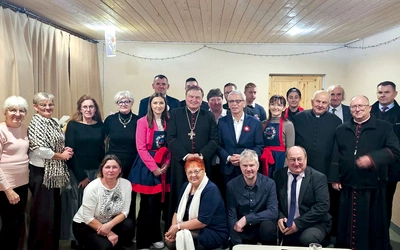  Po Mszy św. bp Krzysztof Nykiel spotkał się z osobami szczególnie zaangażowanymi w życie Kościoła.