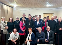  Po Mszy św. bp Krzysztof Nykiel spotkał się z osobami szczególnie zaangażowanymi w życie Kościoła.