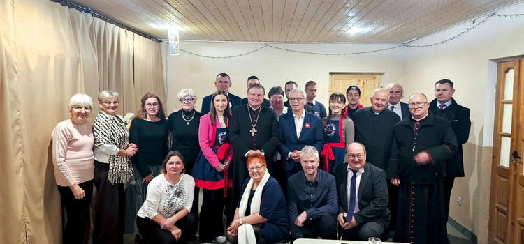  Po Mszy św. bp Krzysztof Nykiel spotkał się z osobami szczególnie zaangażowanymi w życie Kościoła.