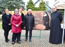  Proboszcz ks. Tomasz Szewczyk z przedstawicielami Akcji Katolickiej i KGW, organizatorami kiermaszu ciast – cegiełek na ufundowanie tablic pamiątkowych W. Pałach i s. K. Przybytniak.