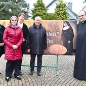  Proboszcz ks. Tomasz Szewczyk z przedstawicielami Akcji Katolickiej i KGW, organizatorami kiermaszu ciast – cegiełek na ufundowanie tablic pamiątkowych W. Pałach i s. K. Przybytniak.