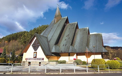 Cztery szczyty dachu kościoła to symbole czterech gorczańskich wierzchołków.