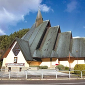 Cztery szczyty dachu kościoła to symbole czterech gorczańskich wierzchołków.