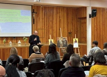 O. Kowalski tłumaczył również, że pociecha nie zawsze wiąże się z przyjemnymi emocjami. 