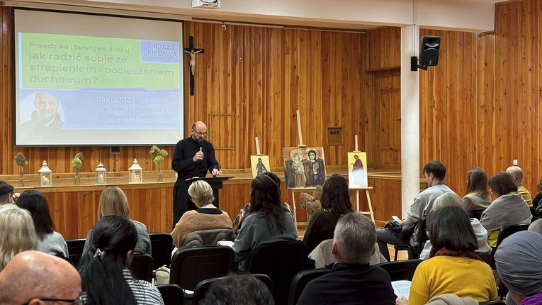 O. Kowalski tłumaczył również, że pociecha nie zawsze wiąże się z przyjemnymi emocjami. 