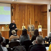 O. Kowalski tłumaczył również, że pociecha nie zawsze wiąże się z przyjemnymi emocjami. 