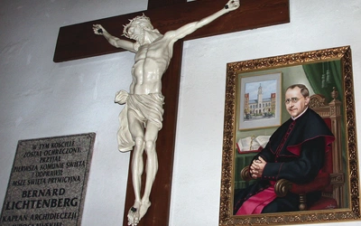 „Moim jedynym wodzem [dosłownie Führerem – przyp. red.] jest Jezus Chrystus”  – stwierdził wobec przedstawicieli nazistowskich władz.  Pierwszy sakrament przyjął tu, w kościele pw. Świętych Apostołów Piotra i Pawła  przy pl. Zamko- wym.