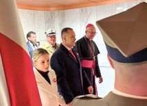  Prezydent Karol Nawrocki złożył kwiaty w Mauzoleum Prezydentów RP na Uchodźstwie w Świątyni Opatrzności Bożej.