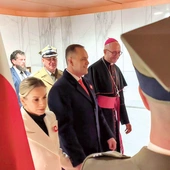  Prezydent Karol Nawrocki złożył kwiaty w Mauzoleum Prezydentów RP na Uchodźstwie w Świątyni Opatrzności Bożej.