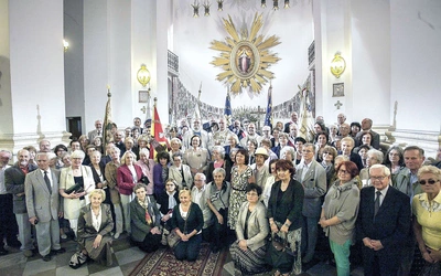   Obecnie  organizacja działa przy 40 parafiach archidiecezji warszawskiej. W szczytowym momencie miała 1500 członków. Dziś jest ich jedynie 300. 10 lat temu ich przedstawiciele przekazali sanktuarium Matki Bożej Łaskawej  na Starym Mieście  relikwie  św. Jana  Pawła II,  swojego  patrona.