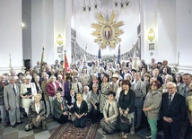   Obecnie  organizacja działa przy 40 parafiach archidiecezji warszawskiej. W szczytowym momencie miała 1500 członków. Dziś jest ich jedynie 300. 10 lat temu ich przedstawiciele przekazali sanktuarium Matki Bożej Łaskawej  na Starym Mieście  relikwie  św. Jana  Pawła II,  swojego  patrona.