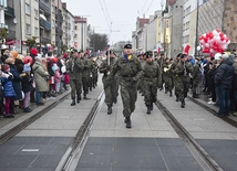 Po Mszy na placu przy katedrze świętowano z ceremoniałem wojskowym i koncertem orkiestry wojskowej z Żagania.