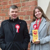 Akcja tradycyjnie ruszyła w Narodowe Święto Niepodległości. Na zdjęciu: przed konkatedrą kwestowali m.in. Monika Szterlik i ks. Marcin Bobowicz, asystent diecezjalny KSM.