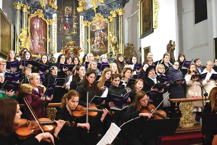  Wyśpiewane tego dnia utwory były swoistą podróżą przez muzykę sakralną minionych ośmiu wieków.