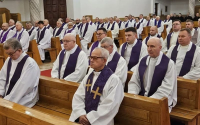 Księża zmierzyli się z trudnym tematem