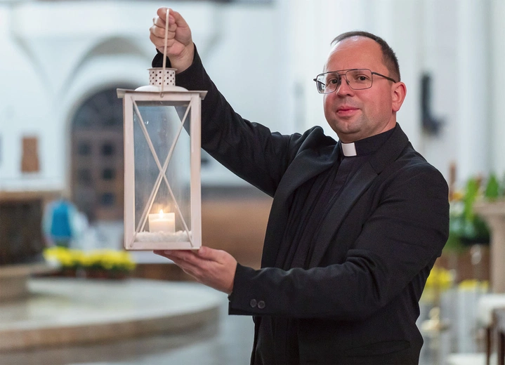 – Lampiony są symbolem Chrystusa rozświetlającego ciemności grzechu – wyjaśnia ks. Marcin Moj