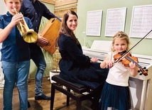 Na Adwent szykują się  już od dawna.  Na roratach w parafii grają,  śpiewają i modlą się razem 