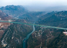 Most jest stale monitorowany i odporny na silne wiatry występujące w górskim terenie 