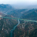 Most jest stale monitorowany i odporny na silne wiatry występujące w górskim terenie 