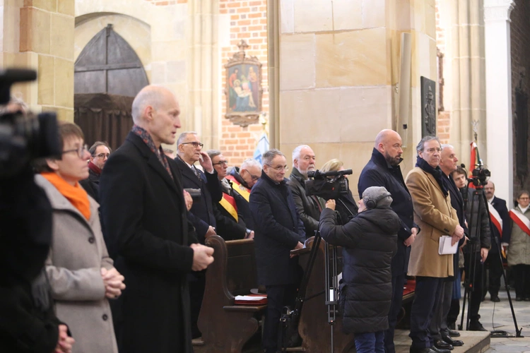 60. rocznica orędzia biskupów polskich do niemieckich - Msza święta