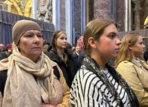 Polacy na mszy przy grobie Jana Pawła II