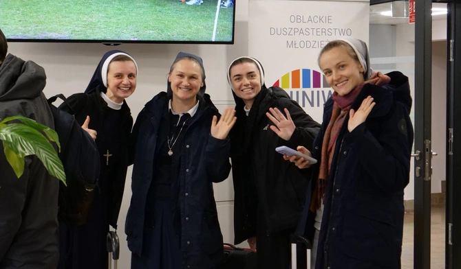 Alfy, zetki i kasa w Kościele. Zakonnice i zakonnicy szkolą się na forum w Kokotku