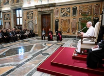 Papież Leon XIV podczas audiencji dla uczestników Międzynarodowego kursu zorganizowanego przez Trybunał Roty Rzymskiej