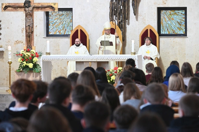 Msza św. z okazji Światowego Dnia Młodzieży