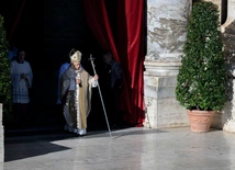 Papież Leon wychodzi do Mszy